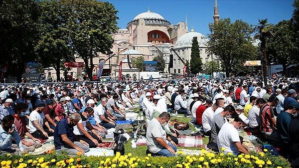Yaklaşık bin 500 yıllık mazisiyle İstanbul’un simgelerinden biri olan Ayasofya, geçtiğimiz yıllarda Ak Parti hükümeti tarafından camiye döndürülmüş ve ibadete açılmıştı.