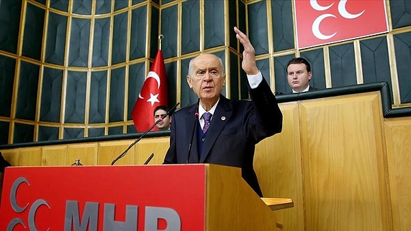 Bahçeli, “Daha çok faiz elde etmek için tertip edilmiş fon oyunları, milyon dolarlarını bu fonlara bağlayan tanınmış simalar, bunlara çanak tutan sahtekar bankacılar, saçlarına dolardan bukleler yapan şaibeli soytarılar milletimizde haklı bir öfkeye neden olmaktadır” ifadelerini kullandı.