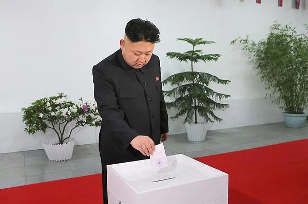 Yüzde 99.63 oranında katılım gerçekleşen yerel seçimlerde, ülke lideri Kim Jong-un'un oy kullandığı anlar kameralara böyle yansımıştı.