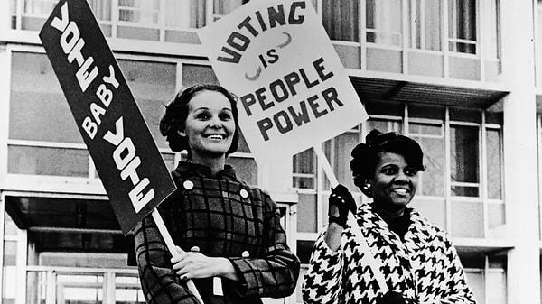 Süfrajet kelimesi, oy hakkı anlamına gelen "suffrage" kelimesinden türetildi.