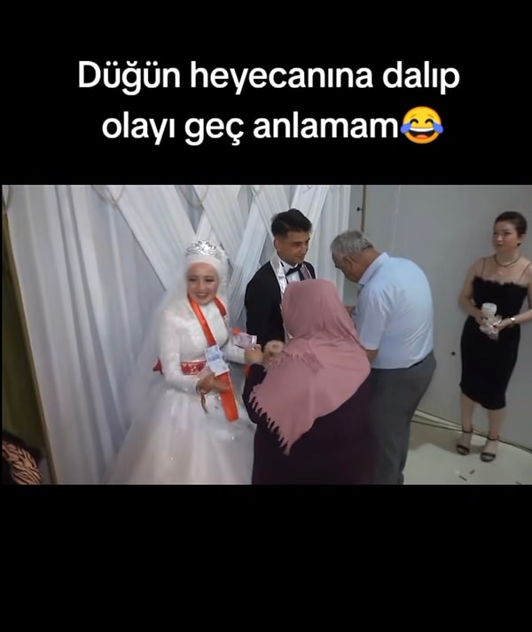 Ardından ise yaşadıkları duruma gülen ikili, videonun paylaşılmasıyla birlikte izleyenleri de güldürdü.