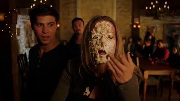 2. "Beklemediği bir anda partnerinin yüzüne kek fırlattı ve yüzünde ezdi."