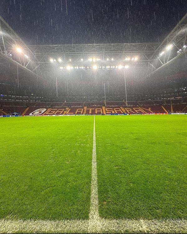 Galatasaray - Manchester United maçı öncesinde, UEFA yetkilileri olağanüstü yağışların neden olduğu olumsuz hava koşullarının etkisiyle Rams Park'ın zeminini detaylı bir inceleme sürecine tabi tuttu.