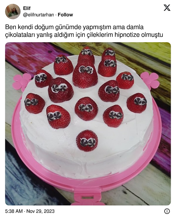 Seçtiği damla çikolatalar yüzünden çileklerin bakışları epey farklı olurken, söz konusu pasta doğal olarak goygocuların diline düştü.