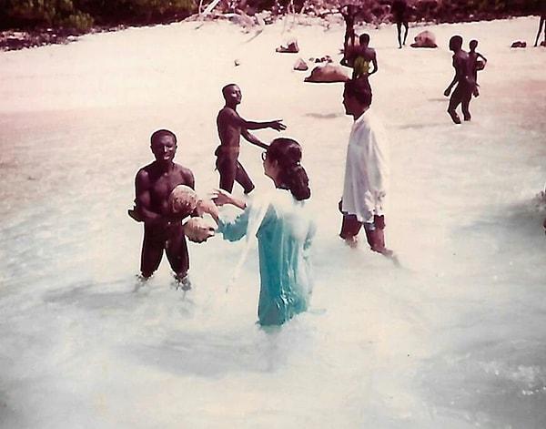 2. Hintli antropolog Madhumala Chattopadhyaya, 1991 yılında Kuzey Sentinel Adası'nda adanın sakinlerine hindistancevizi dağıtırken çekilmiş bir fotoğraf. Bu, ada sakinleri ve yabancılar arasında bilinen tek "dostça" karşılaşmadır.