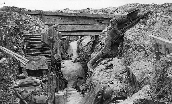 6. Birinci Dünya Savaşı sırasında Batı Cephesinde siperde bulunan bir İngiliz askeri. (1914)
