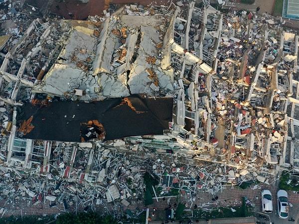 Acımız hala çok taze: Depremden 5-6 ay sonra bile hala cansız bedenler enkazların altından çıkarılmaya devam ediyor.