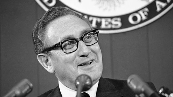 Ölüm haberi Kissinger'ın kendi internet sitesi üzerinden duyuruldu. Eski Bakan'ın 100 yaşında, Connecticut eyaletindeki evinde hayatını kaybettiği bilgisine yer verildi.