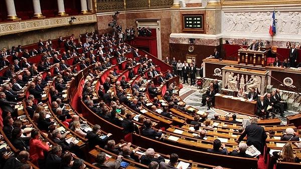 Fransa Meclisi, yine ilginç bir tartışmayla gündemde. Tartışmaların merkezinde ise yine sigara sevdasından bir türlü vazgeçemeyen Başbakan Elisabeth Borne var.