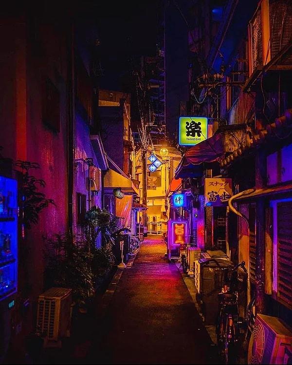 3. Neonlar içinde Tokyo.