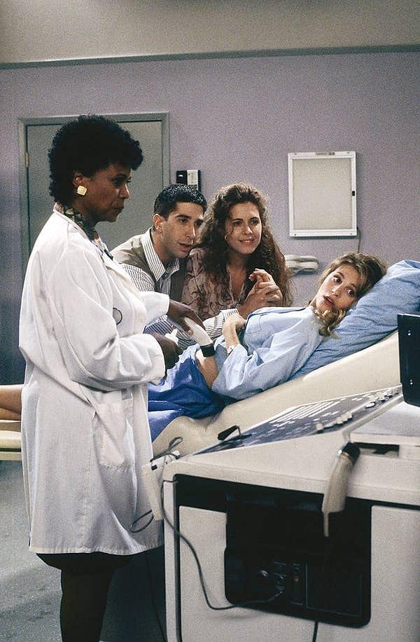 1. "Friends" dizisinin ikinci bölümünde, Ross'un eski karısı Carol Willick rolünü Anita Barone oynadı. Barone, aslında ana rol için seçmelere katılmıştı ama Friends'de başarıyı bulamayınca daha tam zamanlı bir rol arayışı içinde olduğu için diziden ayrıldı.
