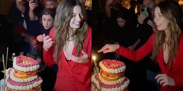 Güzel oyuncu Afra Saraçoğlu, doğum günü partisine özel hem şık hem de sade kırmızı renkte mini bir elbise tercih etmiş. Saraçoğlu'nun partide tercih ettiği elbisenin fiyatı ise 15780 TL.