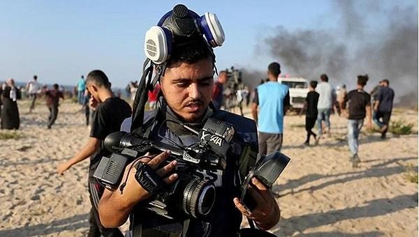 Gazze’de İsrail’in düzenlediği hava saldırısında annesi ile babası dahil yakınlarından onlarca kişiyi kaybeden ve kendisi yaralı kurtulan Filistinli AA serbest kameramanı Mustasır es-Savvaf, her şeye rağmen işini yapmaya devam edeceğini söylemişti.