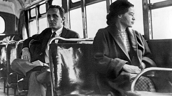 Rosa Parks otobüs koltuğundan vazgeçmeyi reddetti.