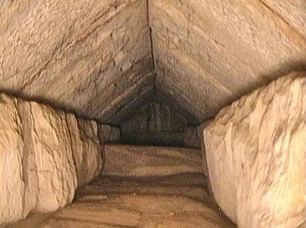 5. MÖ 26. yüzyılın başlarında, yaklaşık 27 yıllık bir süre içinde, 4593 yıl önce inşa edilmiş Keops piramidinde keşfedilen 9 metrelik gizli tünel.