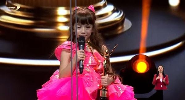 'En iyi çocuk oyuncu' ödülüne layık görülen minik Ada, konuşmasında verdiği ödülünden büyük mesajı ile dinleyenleri duygulandırdı.
