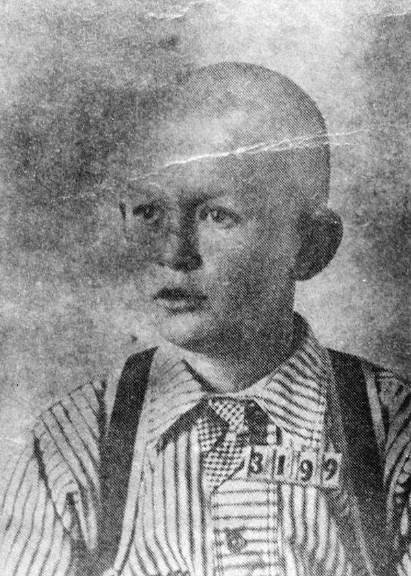 2. 11 yaşındaki Anton Woode'un sabıka fotoğrafı. Çocuk mahkemesi sistemi uygulanmadan önce gençler yetişkin cezaevlerine gönderiliyordu. 1893'te cinayetten suçlu bulunan 11 yaşındaki Anton Woode da bu çocuklardan birisiydi. (1893)