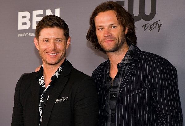 Jared Padalecki ve Jensen Ackles ikilisi geri dönüş ihtimalini değerlendirdi ve hayranlara, “Beklemede kalın” mesajını verdi.