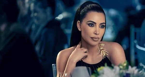 Sosyal medya paylaşımları ve skandallarıyla gündemden düşmeyen Kim Kardashian yine ve yeniden dillere düştü. Tatil sezonunu erken açan Kardashianlar günlerdir yaptıları paylaşımlarla dikkat çekeren, Kim'in kendini serin sulara atma şekli dalga konusu oldu.