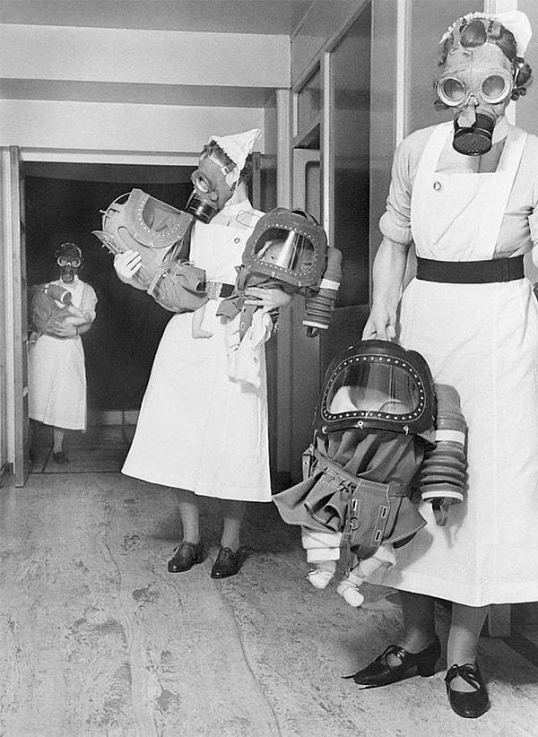 13. İkinci Dünya Savaşı sırasında bebekler için yapılmış gaz maskeleri.