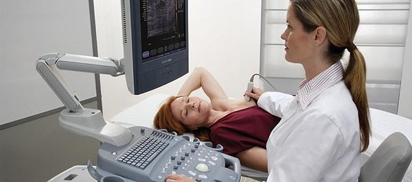 Bir de ultrason var. Ailede meme kanseri öyküsü olanlar 25'inden itibaren yıllık ultrason taraması yaptırmalı, 30 yaşa geldiklerinde ise mamografi taramalarına başlamalı.
