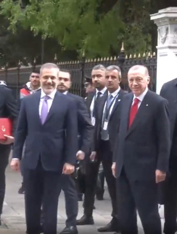 Kendisine 'Hoş geldiniz' diyen gazeteci duyan Cumhurbaşkanı Erdoğan ise durarak gazeteci ile selamlaştı.