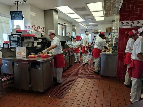 15. "Burger restoranında çalışıyordum. Mutfaktaki herkes yiyeceklere eldivensiz dokunuyordu. 8 saatlik vardiyada en fazla iki kez ellerini yıkadıklarını gördüm."