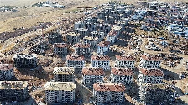 Hürriyet'ten Eren Sakarya'nın haberine göre; Kahramanmaraş merkezli depremlerde 12 ilde yaşanan yıkımın ardından yeniden imar çalışmaları yürütülüyor.
