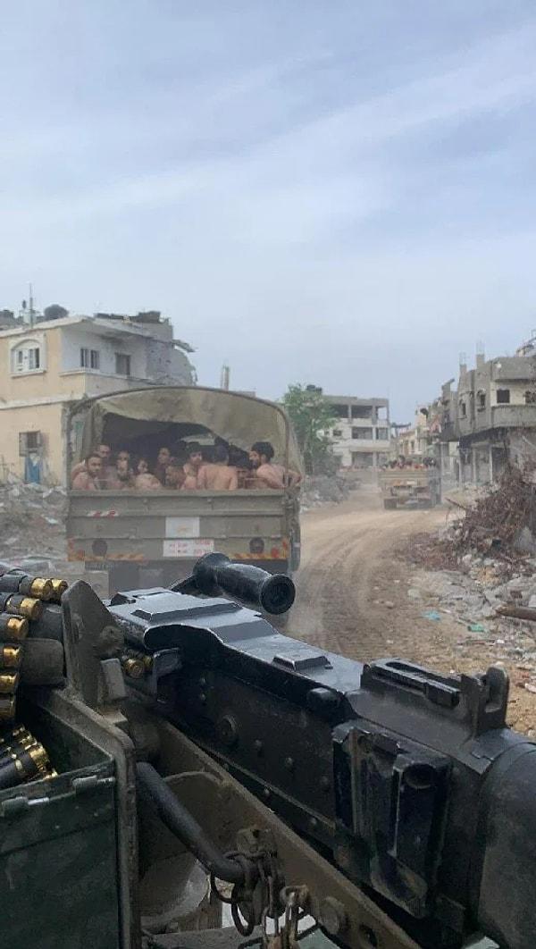 İsrail ordusunun alıkoyduğu Filistinlileri askeri kamyonun kasasına yarı çıplak halde koyarak taşıması dikkati çekiyor.