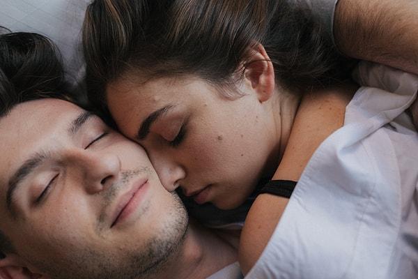 Araştırmadaki katılımcılardan uykusuzluk çekenlerin üçte birinden fazlası çiftlerin geceleri ayrı uyumayı seçtikleri uyku boşanmasını tercih ediyor.