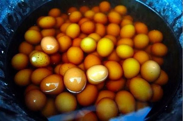 “Donyang'da, yumurtalar, lezzet verdiği için bakir erkek çocukların idrarlarında kaynatılır.”