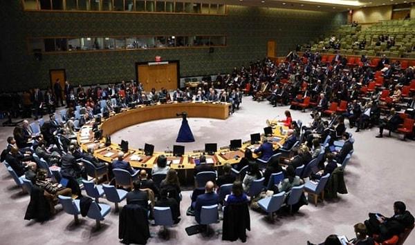 Birleşmiş Milletler Güvenlik Konseyi'nde (BMGK) Birleşip Arap Emirlikleri ve aralarında Türkiye'nin de bulunduğu 80'den fazla ülkenin eş sunucusu olduğu karar tasarısı, düzenlenen acil oturumda oylandı.