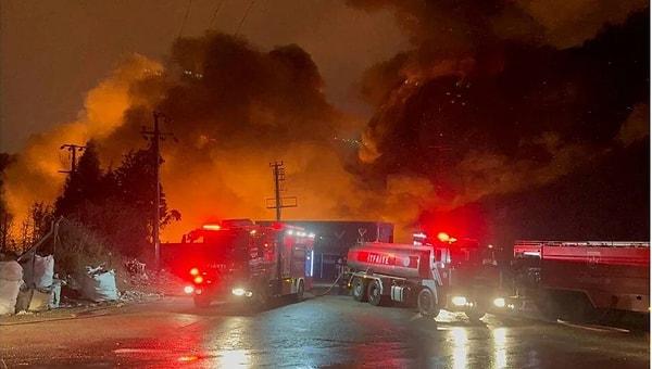 Yangın, saat 04.00 sıralarında Gebze ilçesi Barış Mahallesi’nde bulunan bir lojistik fabrikasında meydana geldi.