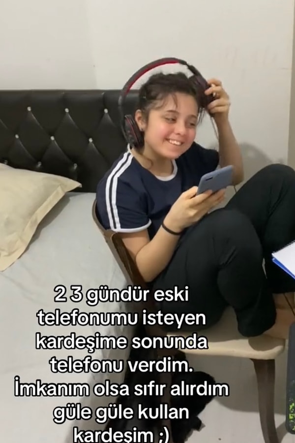 “2-3 gündür eski telefonumu isteyen kardeşime sonunda telefonu verdim.” başlığıyla viral olan video herkesi tebessüm ettirdi.