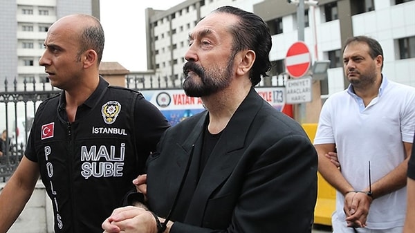 Adnan Oktar Örgütüne yönelik davada verilen 8 bin yıllık ceza bugün Yargıtay tarafından onandı. Öte yandan bugün görülen 20 sanıklı yeni davanın duruşmasında ise ortaya ilginç anlar çıktı.