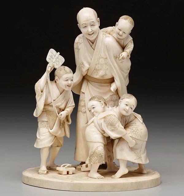 4. Bir adam ve dört çocuğunun fildişinden yapılmış heykelleri. (Japonya, Meiji dönemi, 19. yüzyıl)