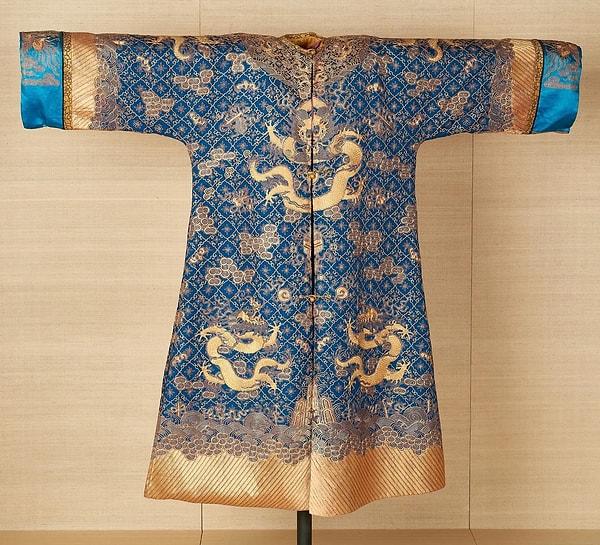 15. Çin'in Qing Hanedanlığından kalma Ejderhalar ve mücevherlerle süslü elbise. (1736-1795)