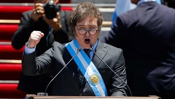 Ekonomik krizle boğuşan Arjantin'de merkez bankasını kapatacağı, dolara geçileceği vaatleriyle seçilen Javier Milei, kongrede yemin ederek yeni başkan oldu. Milei'nin yemin sonrası ilk sözleri "Para yok" olunca dikkat çekti.