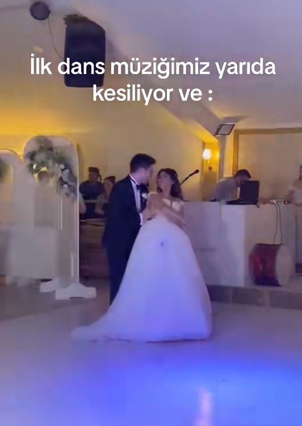 Gelin ve damat romantik ilk danslarını ederken teknik bir sebepten dolayı müzik yarıda kesildi.