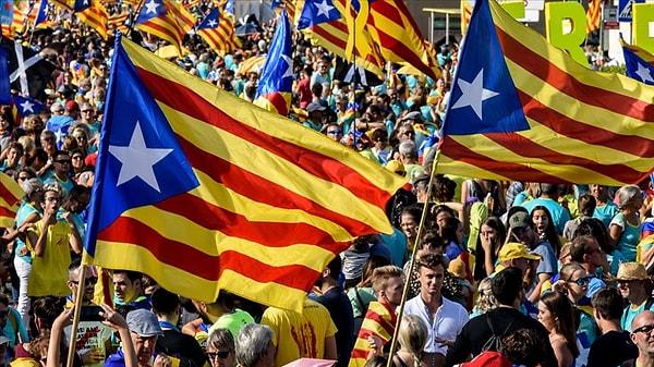 Katolonya'daki ayrılıkçı girişimler dahilinde 9 Kasım 2014'te yasadışı bir halk oylaması yapılmıştı. Ardından İspanya'dan ayrılmak için 1 Ekim 2017'de bir referandum düzenlenmişti.