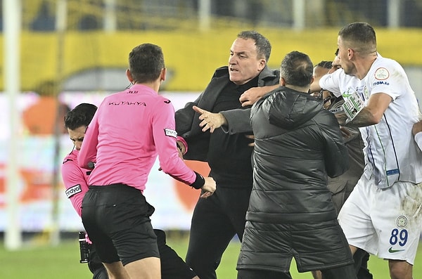 1-1 biten Ankaragücü-Rizespor mücadelesi sonrasında karşılaşmanın hakemi Halil Umut Meler’e, Ankaragücü Başkanı Faruk Koca tarafından saldırı düzenlendi.
