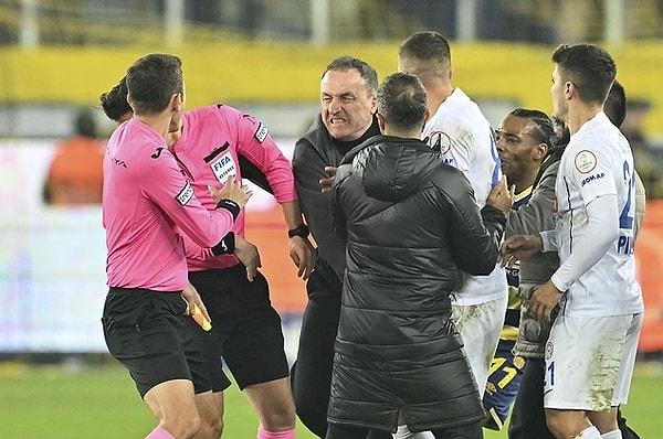 Ankaragücü ile Çaykur Rizespor arasında oynanan ve 1-1 biten Süper Lig mücadelesi sonrasında hakem Halil Umut Meler’e saldırı düzenlendi. Kulüp başkanı yumruk attı, iki kişi ise yerdeki Halil Umut Meler’i tekmeledi.