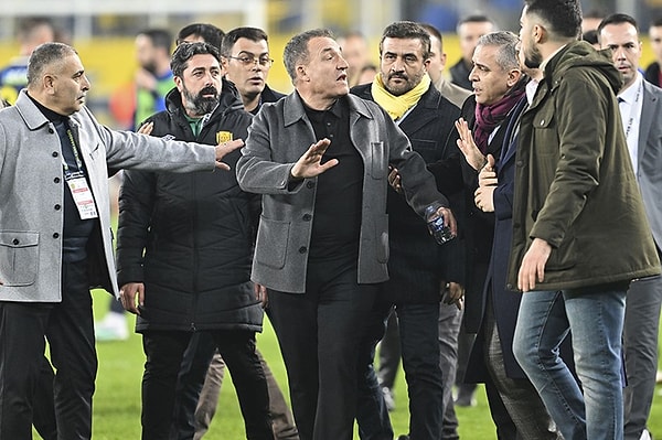 Ankaragücü Spor Kulübü Başkanı Faruk Koca, yaşanan olayın ardından kalp krizi riskiyle hastaneye kaldırıldı.