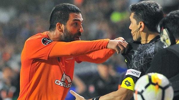 Olay, Sivaspor ile oynanan bir maç sırasında gerçekleşti ve Turan yan hakemi iterek kırmızı kart gördü.