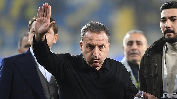 Ankaragücü Başkanı Faruk Koca berabere biten Ankaragücü ve Çaykur Rizespor maçı sonrası sahaya atlayarak orta saha hakemi Halil Umut Meler'e saldırdı.