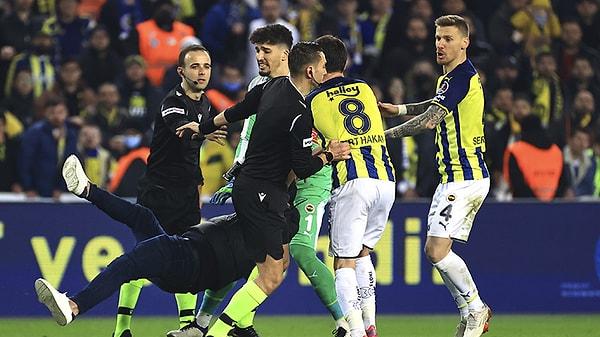 4. 6 Mart 2022'de Fenerbahçe-Trabzonspor maçının ilk yarısının sonunda bir Fenerbahçe taraftarı sahaya girerek hakem Zorbay Küçük'e saldırmaya çalıştı.