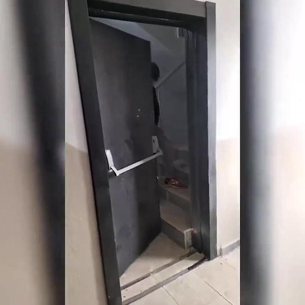 Milyonluk apartmanda bulunan yangın merdiveni kapısının kapanmaması ise sosyal medyada gündem oldu.