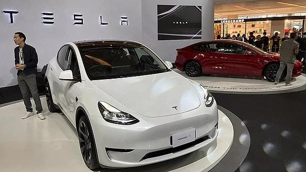 Elon Musk’ın sahibi olduğu Tesla’nın ürettiği araçlarda bulunan otomatik pilot teknolojisinde hata olduğu sebebiyle 2 milyon araç piyasadan toplanarak yazılım güncellemesi yapılacak