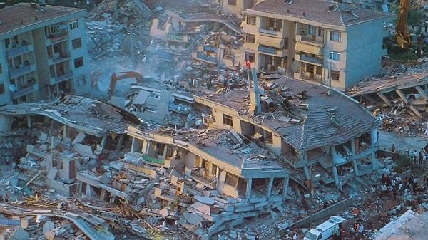 ''Sert zeminin yeri ise Boğaz'ın iki tarafında. Deprem, sert zeminde hızlı gidiyor ve fazla dalga vurmuyor ama yumuşaksa deprem yavaş gidiyor ve dalga çok vuruyor. 1999'daki Gölcük depreminde İstanbul'da fazla sıkıntı yoktu ama Avcılar'da binalar çöktü. Çünkü oranın zemini çok yumuşak."