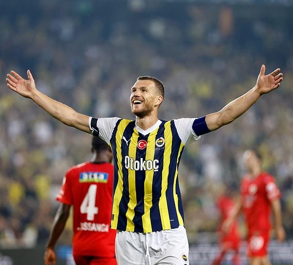 İlk yarıyı 1-0 kazanan Fenerbahçe ikinci yarıya hızlı başladı ve peş peşe gollerle tribünleri rahatlattı.